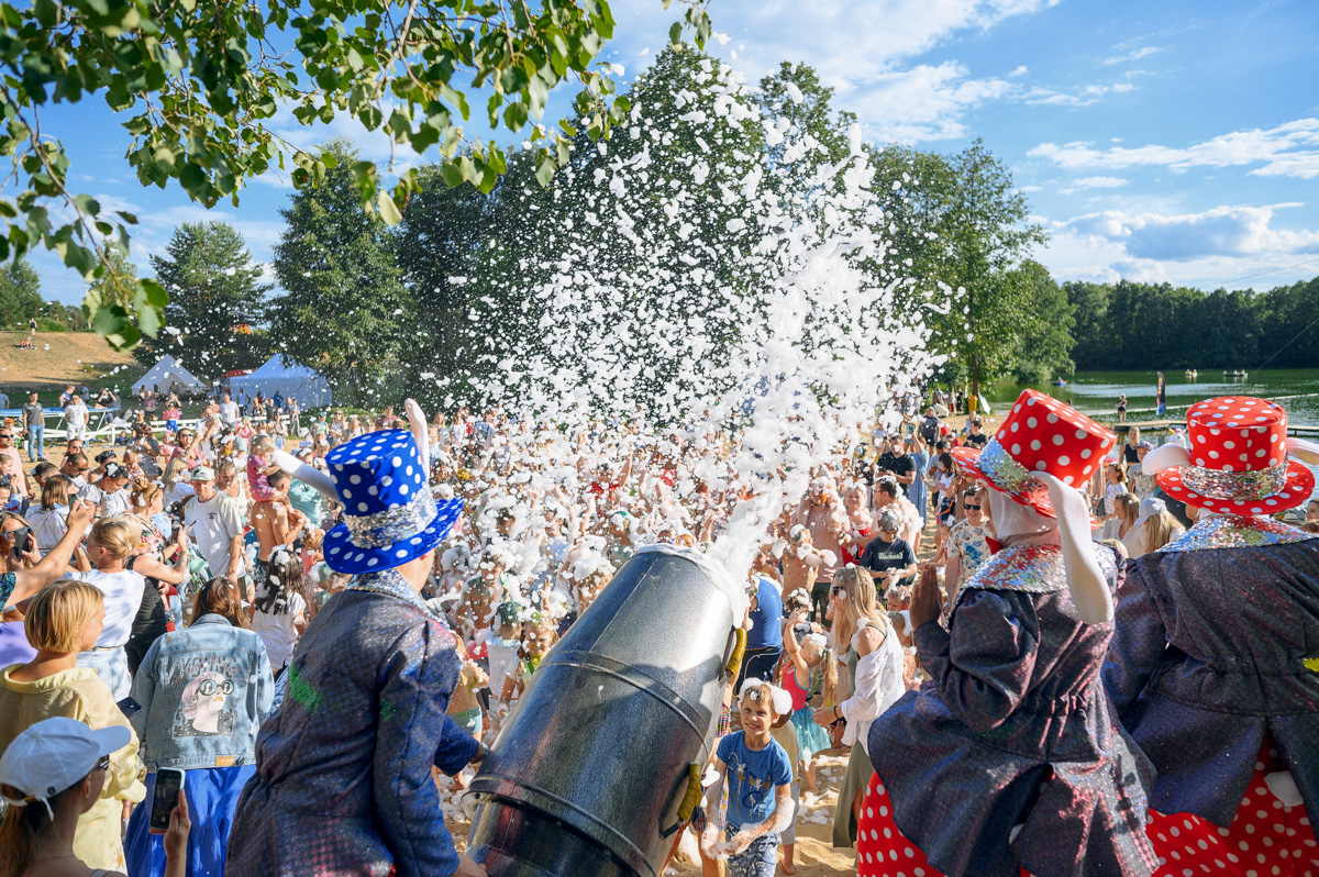 Сезон пляжных вечеринок в Загородном парке открывается. До конца лета жителей и гостей города ждут бесплатные субботние развлечения. Диджеи, активный отдых и множество других интересностей прилагаются. Подробнее о первом насыщенном уик-энде, собравшем более 3000 гостей, и грядущих ивентах — в материале «Ключ-Медиа».