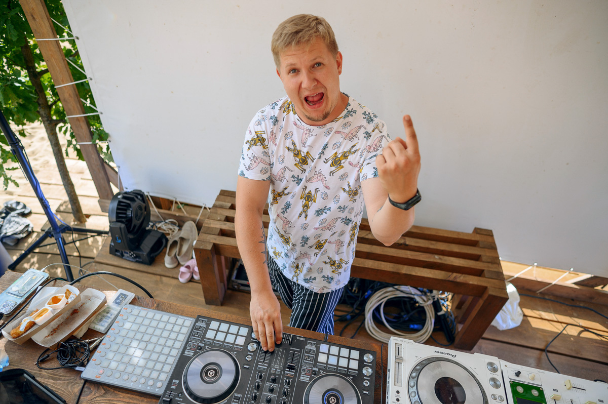 Сезон пляжных вечеринок в Загородном парке открывается. До конца лета жителей и гостей города ждут бесплатные субботние развлечения. Диджеи, активный отдых и множество других интересностей прилагаются. Подробнее о первом насыщенном уик-энде, собравшем более 3000 гостей, и грядущих ивентах — в материале «Ключ-Медиа».