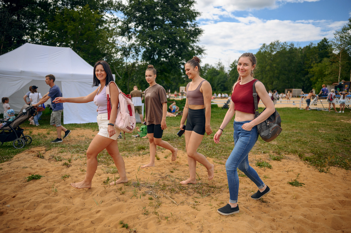 Сезон пляжных вечеринок в Загородном парке открывается. До конца лета жителей и гостей города ждут бесплатные субботние развлечения. Диджеи, активный отдых и множество других интересностей прилагаются. Подробнее о первом насыщенном уик-энде, собравшем более 3000 гостей, и грядущих ивентах — в материале «Ключ-Медиа».