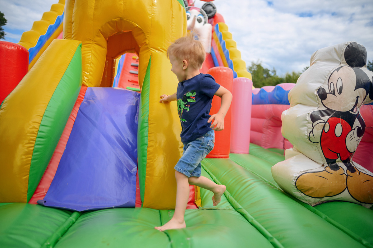 Сезон пляжных вечеринок в Загородном парке открывается. До конца лета жителей и гостей города ждут бесплатные субботние развлечения. Диджеи, активный отдых и множество других интересностей прилагаются. Подробнее о первом насыщенном уик-энде, собравшем более 3000 гостей, и грядущих ивентах — в материале «Ключ-Медиа».
