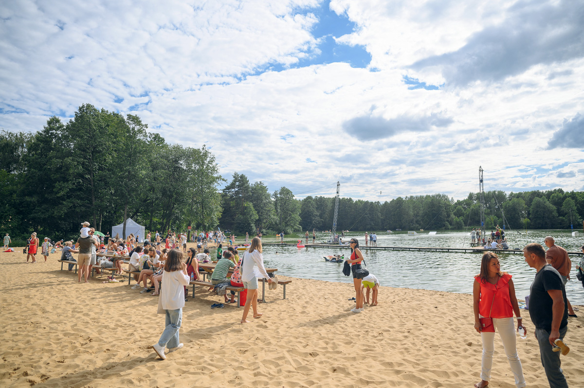 Сезон пляжных вечеринок в Загородном парке открывается. До конца лета жителей и гостей города ждут бесплатные субботние развлечения. Диджеи, активный отдых и множество других интересностей прилагаются. Подробнее о первом насыщенном уик-энде, собравшем более 3000 гостей, и грядущих ивентах — в материале «Ключ-Медиа».