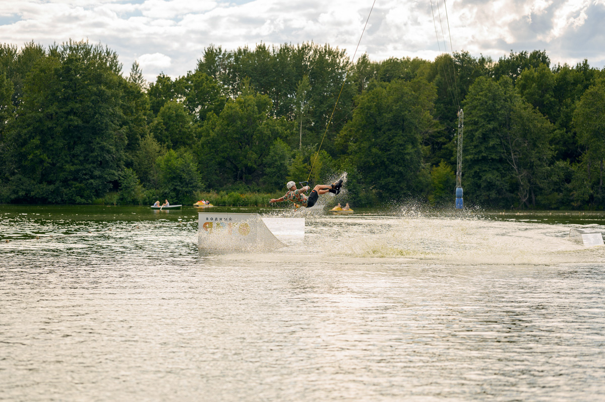 Сезон пляжных вечеринок в Загородном парке открывается. До конца лета жителей и гостей города ждут бесплатные субботние развлечения. Диджеи, активный отдых и множество других интересностей прилагаются. Подробнее о первом насыщенном уик-энде, собравшем более 3000 гостей, и грядущих ивентах — в материале «Ключ-Медиа».