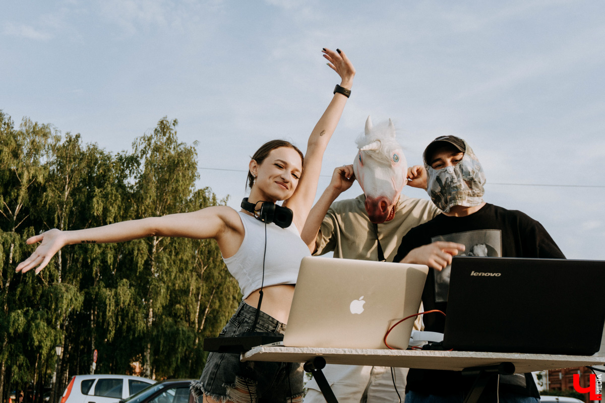 Перед стартом ивента, который случился в прошлую субботу на базе концертного бара «Цех», комьюнити диджеев Atlanta & Hotline на протяжении недели подогревали горожан перформансами в стиле игры «Hotline Miami». Манекены в масках, диджейская лотерея, разбитый внутри клуба «Запорожец» — детали яркой вечеринки в репортаже «Ключ-Медиа»!