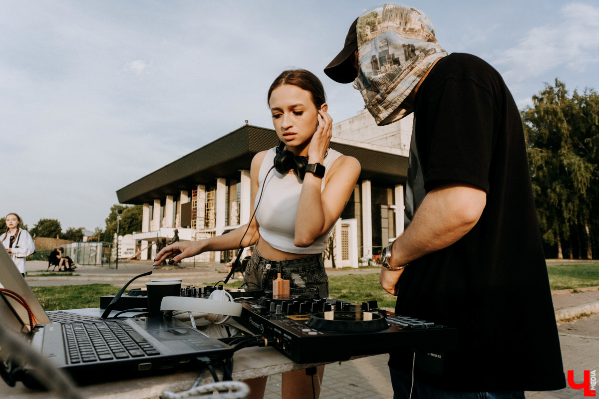 Перед стартом ивента, который случился в прошлую субботу на базе концертного бара «Цех», комьюнити диджеев Atlanta & Hotline на протяжении недели подогревали горожан перформансами в стиле игры «Hotline Miami». Манекены в масках, диджейская лотерея, разбитый внутри клуба «Запорожец» — детали яркой вечеринки в репортаже «Ключ-Медиа»!