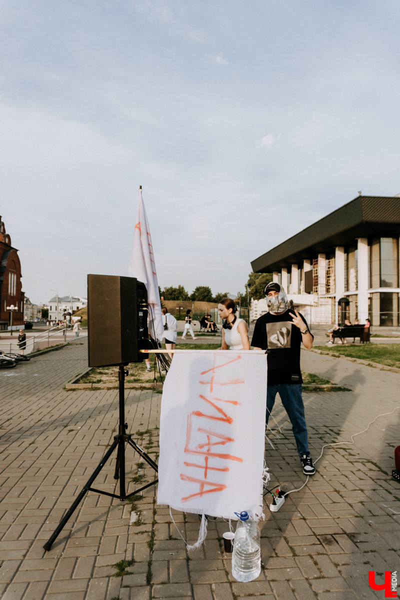 Перед стартом ивента, который случился в прошлую субботу на базе концертного бара «Цех», комьюнити диджеев Atlanta & Hotline на протяжении недели подогревали горожан перформансами в стиле игры «Hotline Miami». Манекены в масках, диджейская лотерея, разбитый внутри клуба «Запорожец» — детали яркой вечеринки в репортаже «Ключ-Медиа»!