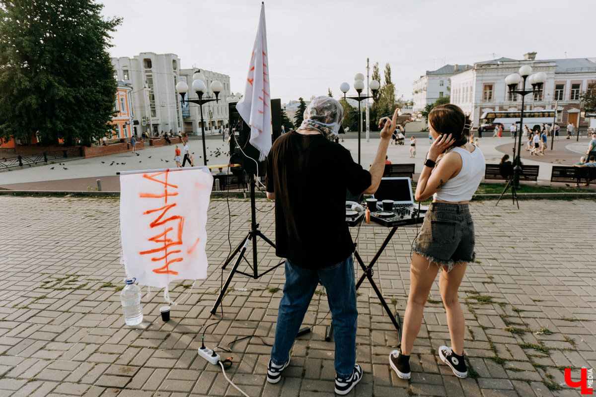 Перед стартом ивента, который случился в прошлую субботу на базе концертного бара «Цех», комьюнити диджеев Atlanta & Hotline на протяжении недели подогревали горожан перформансами в стиле игры «Hotline Miami». Манекены в масках, диджейская лотерея, разбитый внутри клуба «Запорожец» — детали яркой вечеринки в репортаже «Ключ-Медиа»!