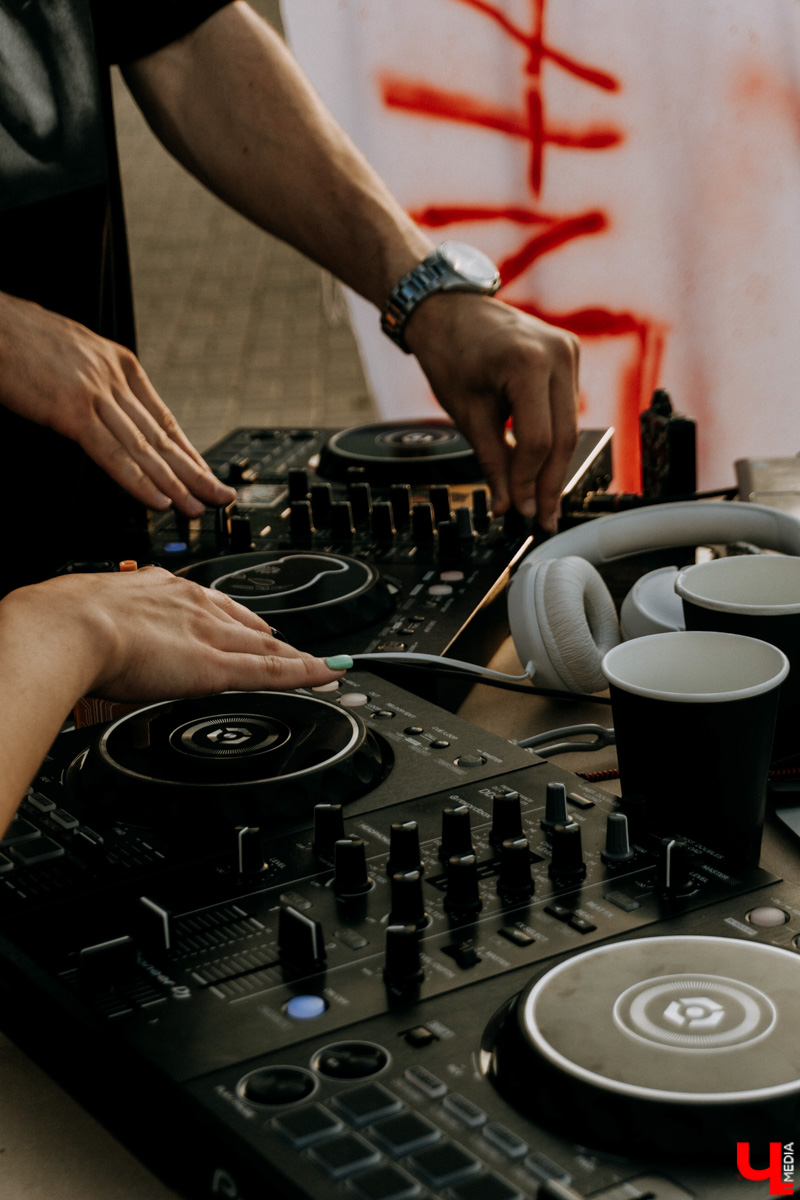 Перед стартом ивента, который случился в прошлую субботу на базе концертного бара «Цех», комьюнити диджеев Atlanta & Hotline на протяжении недели подогревали горожан перформансами в стиле игры «Hotline Miami». Манекены в масках, диджейская лотерея, разбитый внутри клуба «Запорожец» — детали яркой вечеринки в репортаже «Ключ-Медиа»!