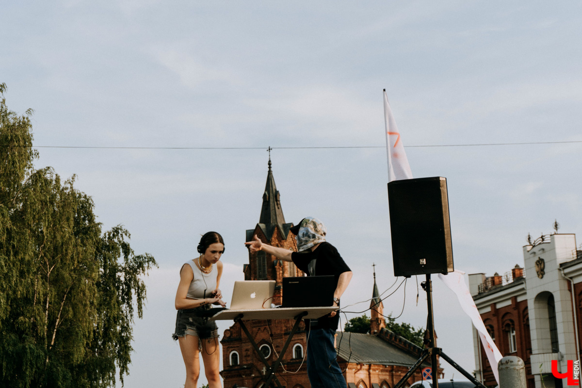 Перед стартом ивента, который случился в прошлую субботу на базе концертного бара «Цех», комьюнити диджеев Atlanta & Hotline на протяжении недели подогревали горожан перформансами в стиле игры «Hotline Miami». Манекены в масках, диджейская лотерея, разбитый внутри клуба «Запорожец» — детали яркой вечеринки в репортаже «Ключ-Медиа»!