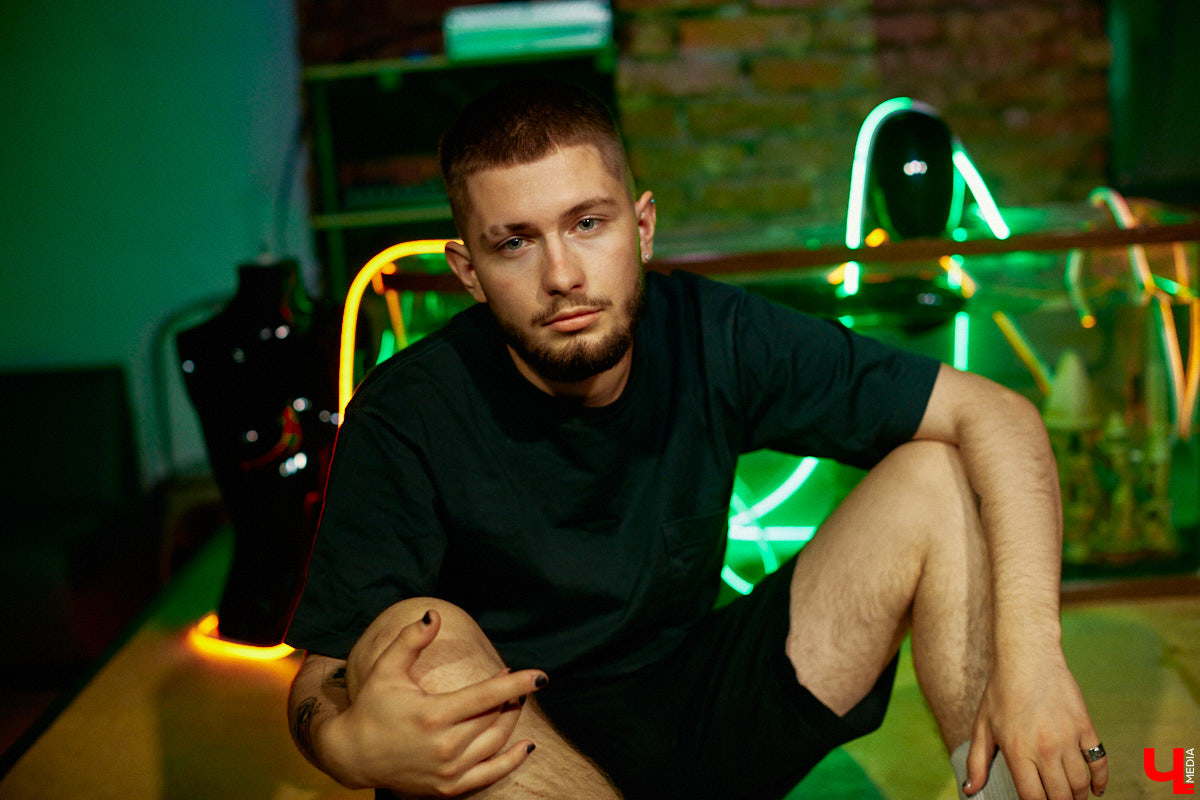 Перед стартом ивента, который случился в прошлую субботу на базе концертного бара «Цех», комьюнити диджеев Atlanta & Hotline на протяжении недели подогревали горожан перформансами в стиле игры «Hotline Miami». Манекены в масках, диджейская лотерея, разбитый внутри клуба «Запорожец» — детали яркой вечеринки в репортаже «Ключ-Медиа»!