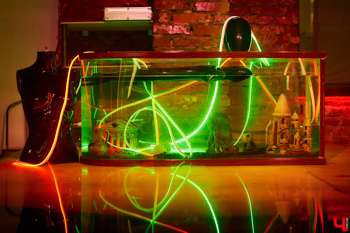 Перед стартом ивента, который случился в прошлую субботу на базе концертного бара «Цех», комьюнити диджеев Atlanta & Hotline на протяжении недели подогревали горожан перформансами в стиле игры «Hotline Miami». Манекены в масках, диджейская лотерея, разбитый внутри клуба «Запорожец» — детали яркой вечеринки в репортаже «Ключ-Медиа»!