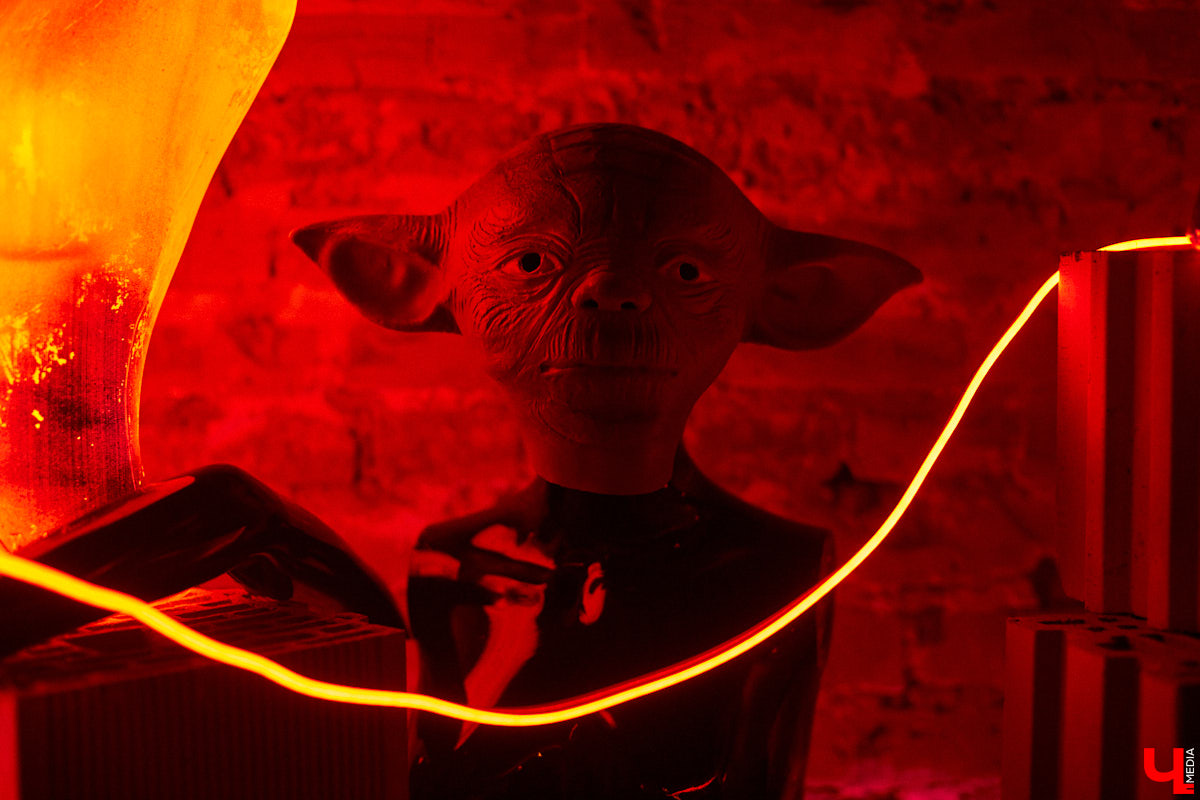 Перед стартом ивента, который случился в прошлую субботу на базе концертного бара «Цех», комьюнити диджеев Atlanta & Hotline на протяжении недели подогревали горожан перформансами в стиле игры «Hotline Miami». Манекены в масках, диджейская лотерея, разбитый внутри клуба «Запорожец» — детали яркой вечеринки в репортаже «Ключ-Медиа»!