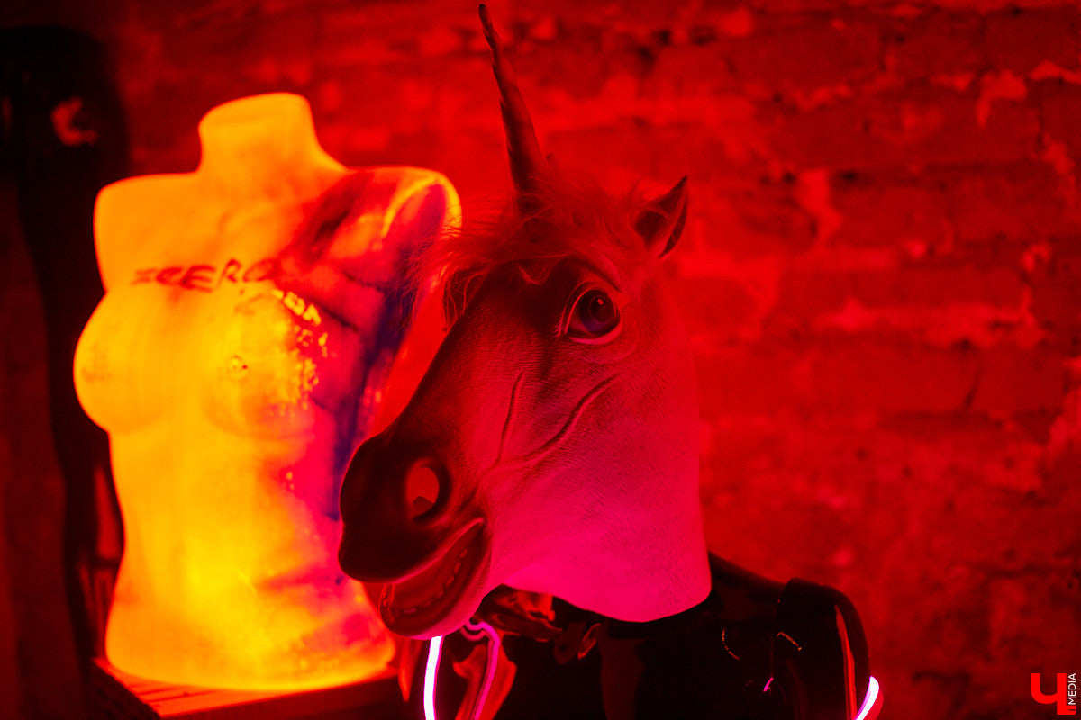 Перед стартом ивента, который случился в прошлую субботу на базе концертного бара «Цех», комьюнити диджеев Atlanta & Hotline на протяжении недели подогревали горожан перформансами в стиле игры «Hotline Miami». Манекены в масках, диджейская лотерея, разбитый внутри клуба «Запорожец» — детали яркой вечеринки в репортаже «Ключ-Медиа»!