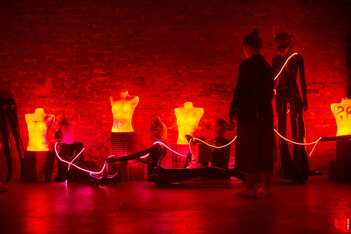 Перед стартом ивента, который случился в прошлую субботу на базе концертного бара «Цех», комьюнити диджеев Atlanta & Hotline на протяжении недели подогревали горожан перформансами в стиле игры «Hotline Miami». Манекены в масках, диджейская лотерея, разбитый внутри клуба «Запорожец» — детали яркой вечеринки в репортаже «Ключ-Медиа»!