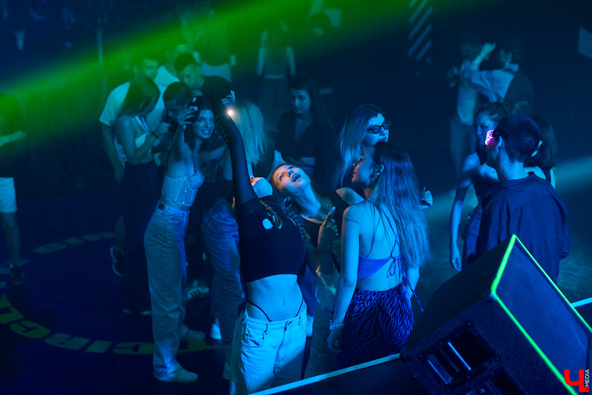 Перед стартом ивента, который случился в прошлую субботу на базе концертного бара «Цех», комьюнити диджеев Atlanta & Hotline на протяжении недели подогревали горожан перформансами в стиле игры «Hotline Miami». Манекены в масках, диджейская лотерея, разбитый внутри клуба «Запорожец» — детали яркой вечеринки в репортаже «Ключ-Медиа»!