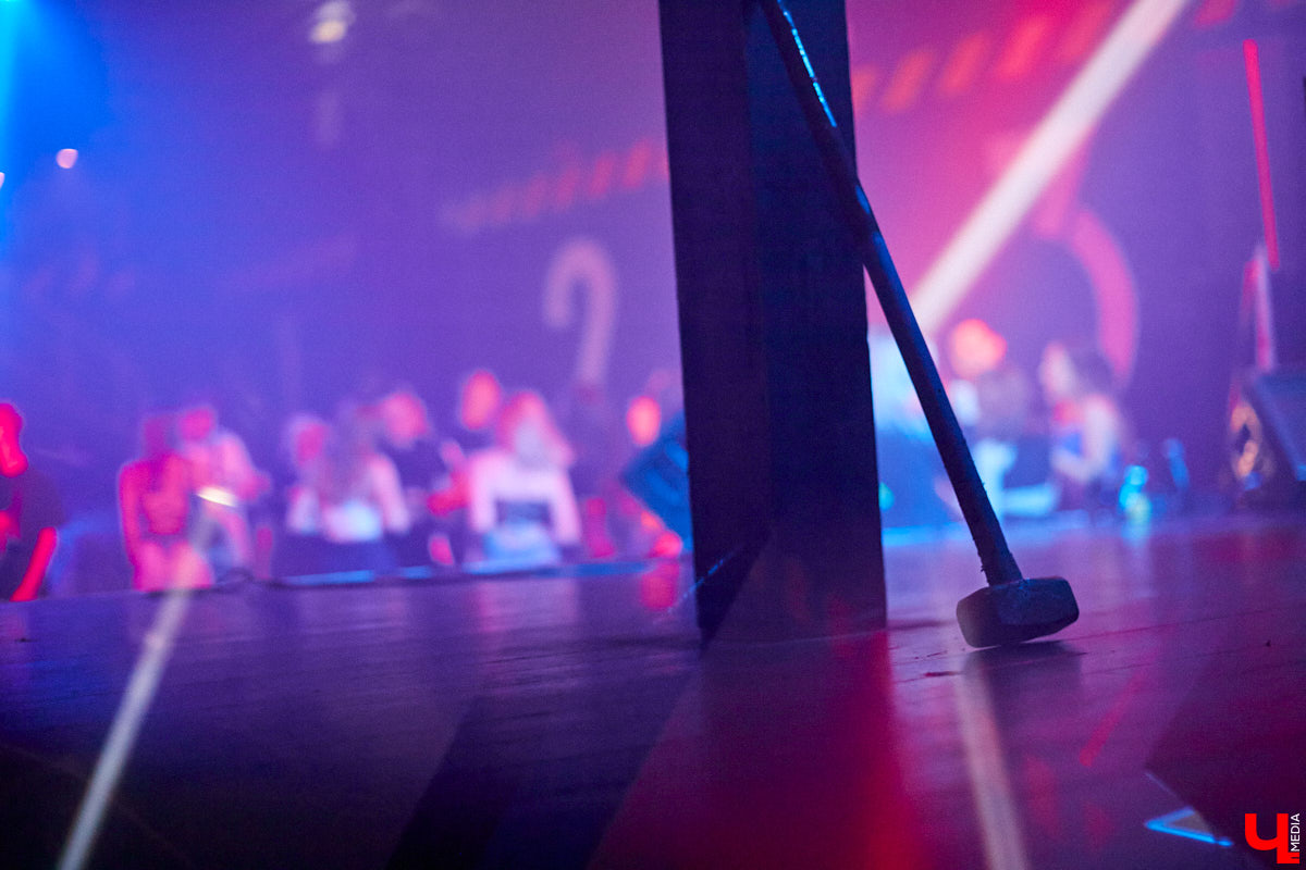 Перед стартом ивента, который случился в прошлую субботу на базе концертного бара «Цех», комьюнити диджеев Atlanta & Hotline на протяжении недели подогревали горожан перформансами в стиле игры «Hotline Miami». Манекены в масках, диджейская лотерея, разбитый внутри клуба «Запорожец» — детали яркой вечеринки в репортаже «Ключ-Медиа»!