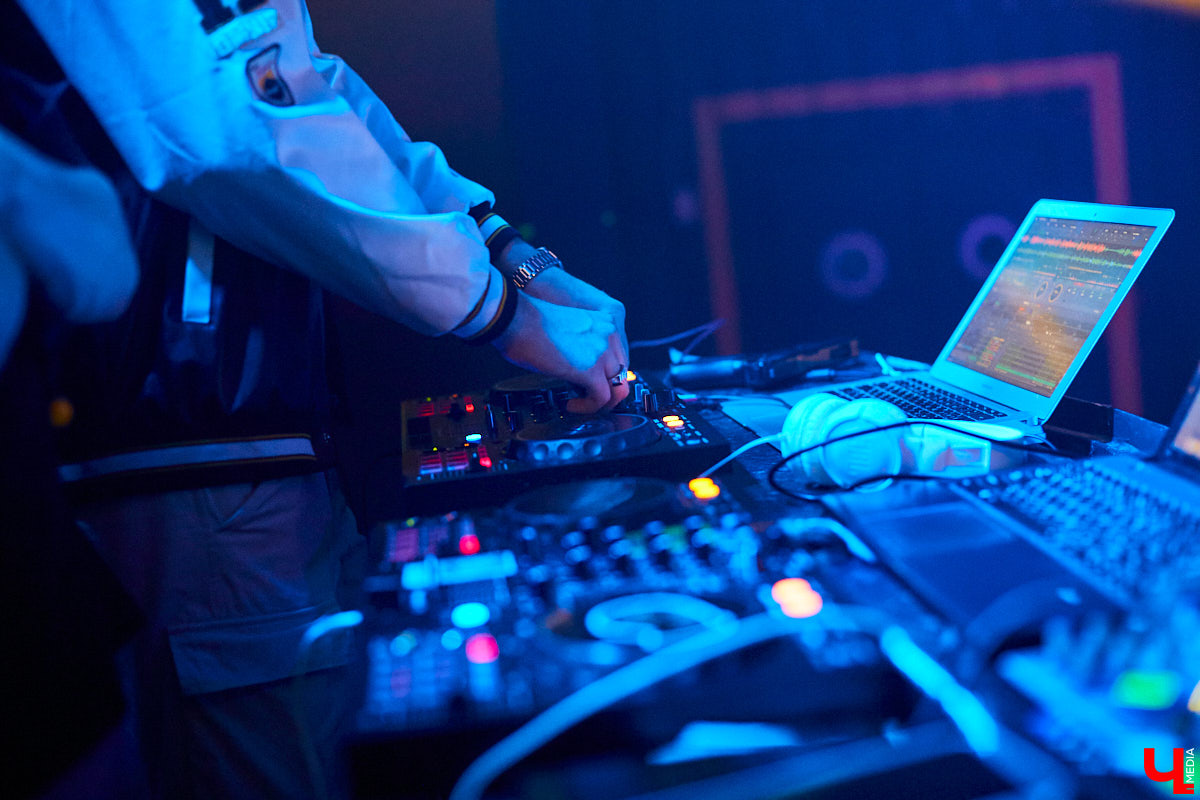 Перед стартом ивента, который случился в прошлую субботу на базе концертного бара «Цех», комьюнити диджеев Atlanta & Hotline на протяжении недели подогревали горожан перформансами в стиле игры «Hotline Miami». Манекены в масках, диджейская лотерея, разбитый внутри клуба «Запорожец» — детали яркой вечеринки в репортаже «Ключ-Медиа»!