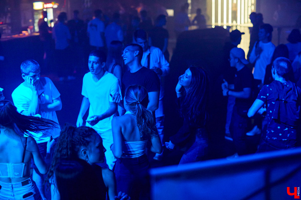 Перед стартом ивента, который случился в прошлую субботу на базе концертного бара «Цех», комьюнити диджеев Atlanta & Hotline на протяжении недели подогревали горожан перформансами в стиле игры «Hotline Miami». Манекены в масках, диджейская лотерея, разбитый внутри клуба «Запорожец» — детали яркой вечеринки в репортаже «Ключ-Медиа»!