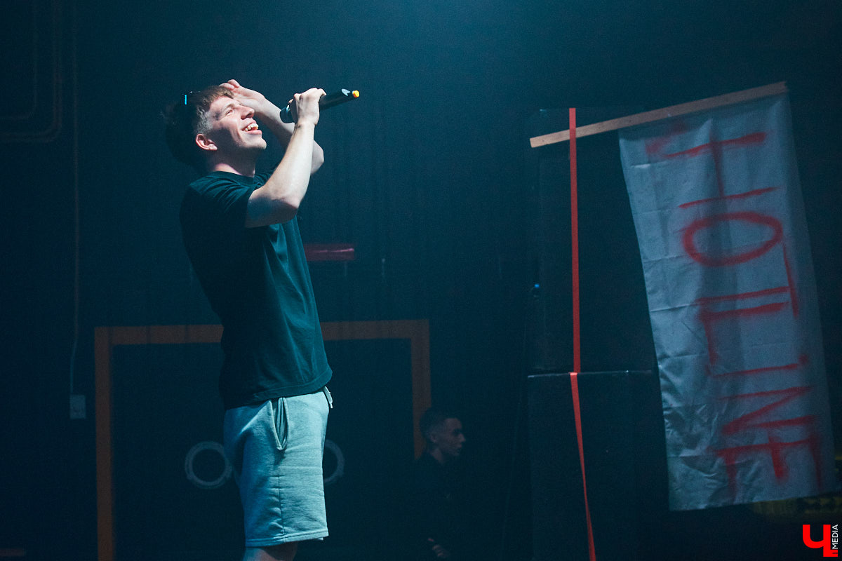 Перед стартом ивента, который случился в прошлую субботу на базе концертного бара «Цех», комьюнити диджеев Atlanta & Hotline на протяжении недели подогревали горожан перформансами в стиле игры «Hotline Miami». Манекены в масках, диджейская лотерея, разбитый внутри клуба «Запорожец» — детали яркой вечеринки в репортаже «Ключ-Медиа»!