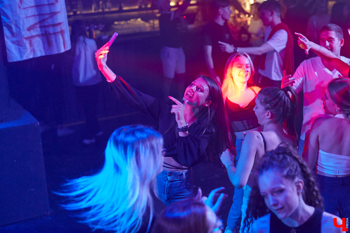 Перед стартом ивента, который случился в прошлую субботу на базе концертного бара «Цех», комьюнити диджеев Atlanta & Hotline на протяжении недели подогревали горожан перформансами в стиле игры «Hotline Miami». Манекены в масках, диджейская лотерея, разбитый внутри клуба «Запорожец» — детали яркой вечеринки в репортаже «Ключ-Медиа»!