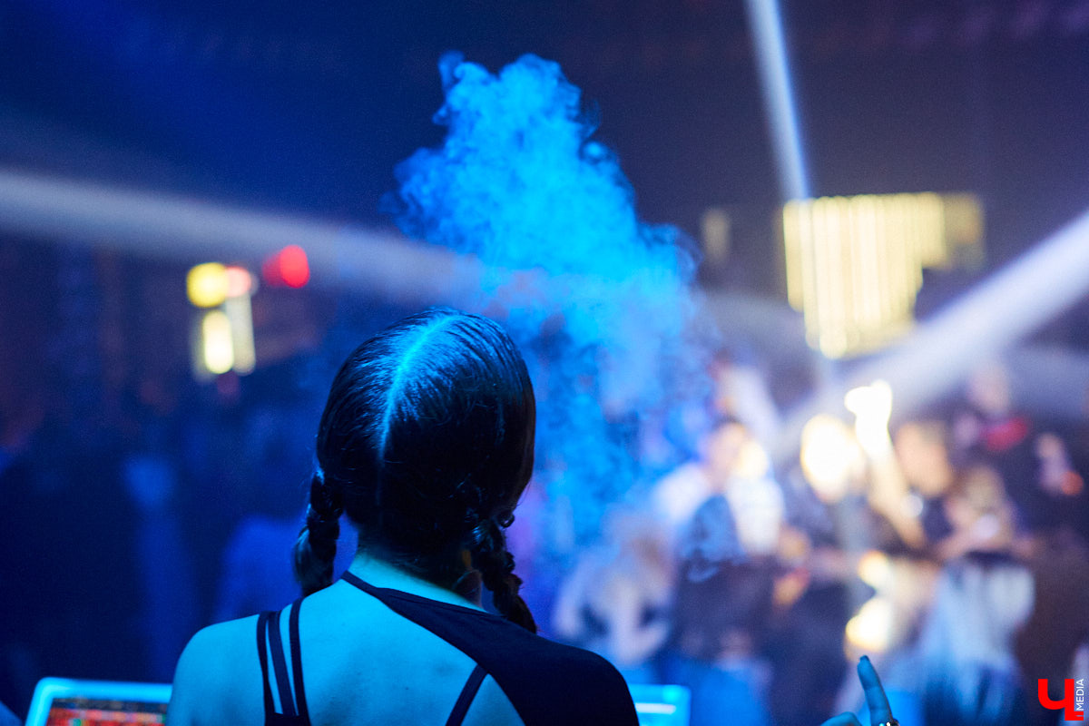 Перед стартом ивента, который случился в прошлую субботу на базе концертного бара «Цех», комьюнити диджеев Atlanta & Hotline на протяжении недели подогревали горожан перформансами в стиле игры «Hotline Miami». Манекены в масках, диджейская лотерея, разбитый внутри клуба «Запорожец» — детали яркой вечеринки в репортаже «Ключ-Медиа»!