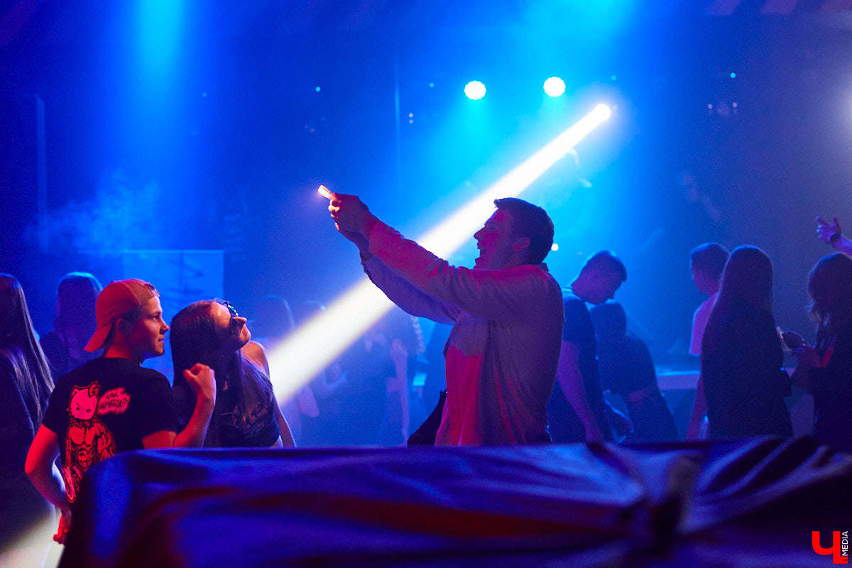 Перед стартом ивента, который случился в прошлую субботу на базе концертного бара «Цех», комьюнити диджеев Atlanta & Hotline на протяжении недели подогревали горожан перформансами в стиле игры «Hotline Miami». Манекены в масках, диджейская лотерея, разбитый внутри клуба «Запорожец» — детали яркой вечеринки в репортаже «Ключ-Медиа»!