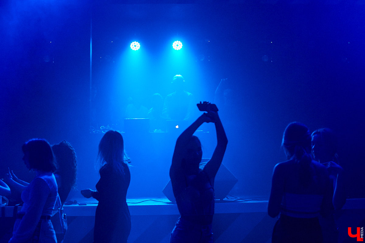 Перед стартом ивента, который случился в прошлую субботу на базе концертного бара «Цех», комьюнити диджеев Atlanta & Hotline на протяжении недели подогревали горожан перформансами в стиле игры «Hotline Miami». Манекены в масках, диджейская лотерея, разбитый внутри клуба «Запорожец» — детали яркой вечеринки в репортаже «Ключ-Медиа»!