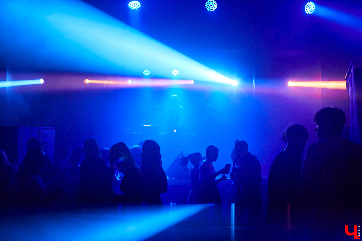 Перед стартом ивента, который случился в прошлую субботу на базе концертного бара «Цех», комьюнити диджеев Atlanta & Hotline на протяжении недели подогревали горожан перформансами в стиле игры «Hotline Miami». Манекены в масках, диджейская лотерея, разбитый внутри клуба «Запорожец» — детали яркой вечеринки в репортаже «Ключ-Медиа»!