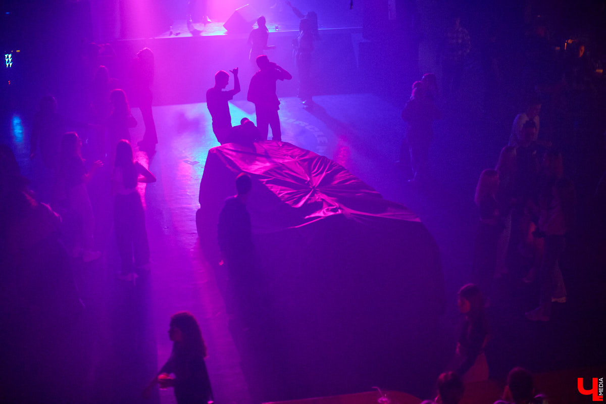 Перед стартом ивента, который случился в прошлую субботу на базе концертного бара «Цех», комьюнити диджеев Atlanta & Hotline на протяжении недели подогревали горожан перформансами в стиле игры «Hotline Miami». Манекены в масках, диджейская лотерея, разбитый внутри клуба «Запорожец» — детали яркой вечеринки в репортаже «Ключ-Медиа»!