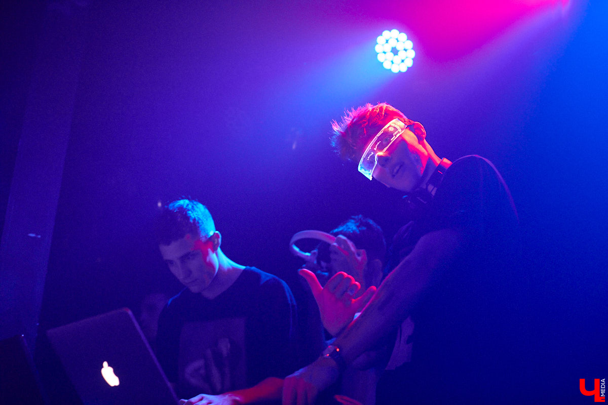 Перед стартом ивента, который случился в прошлую субботу на базе концертного бара «Цех», комьюнити диджеев Atlanta & Hotline на протяжении недели подогревали горожан перформансами в стиле игры «Hotline Miami». Манекены в масках, диджейская лотерея, разбитый внутри клуба «Запорожец» — детали яркой вечеринки в репортаже «Ключ-Медиа»!