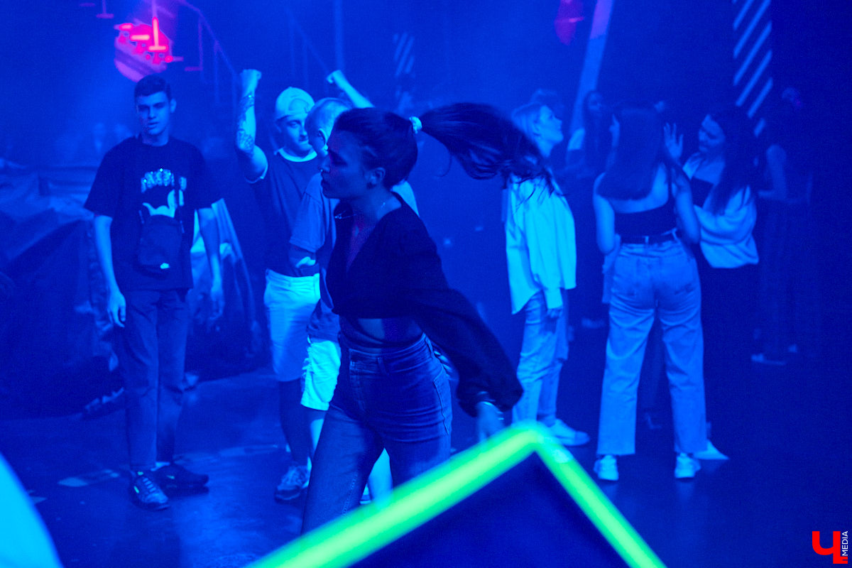 Перед стартом ивента, который случился в прошлую субботу на базе концертного бара «Цех», комьюнити диджеев Atlanta & Hotline на протяжении недели подогревали горожан перформансами в стиле игры «Hotline Miami». Манекены в масках, диджейская лотерея, разбитый внутри клуба «Запорожец» — детали яркой вечеринки в репортаже «Ключ-Медиа»!