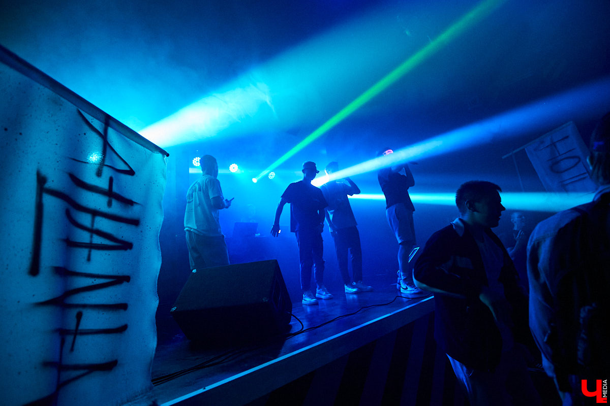 Перед стартом ивента, который случился в прошлую субботу на базе концертного бара «Цех», комьюнити диджеев Atlanta & Hotline на протяжении недели подогревали горожан перформансами в стиле игры «Hotline Miami». Манекены в масках, диджейская лотерея, разбитый внутри клуба «Запорожец» — детали яркой вечеринки в репортаже «Ключ-Медиа»!