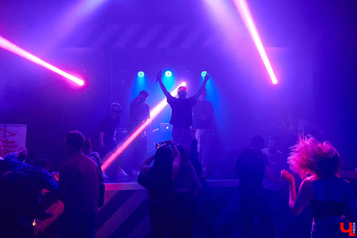 Перед стартом ивента, который случился в прошлую субботу на базе концертного бара «Цех», комьюнити диджеев Atlanta & Hotline на протяжении недели подогревали горожан перформансами в стиле игры «Hotline Miami». Манекены в масках, диджейская лотерея, разбитый внутри клуба «Запорожец» — детали яркой вечеринки в репортаже «Ключ-Медиа»!