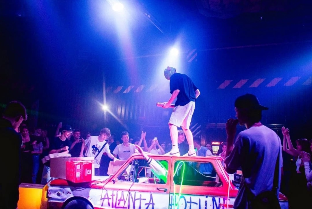 Перед стартом ивента, который случился в прошлую субботу на базе концертного бара «Цех», комьюнити диджеев Atlanta & Hotline на протяжении недели подогревали горожан перформансами в стиле игры «Hotline Miami». Манекены в масках, диджейская лотерея, разбитый внутри клуба «Запорожец» — детали яркой вечеринки в репортаже «Ключ-Медиа»!