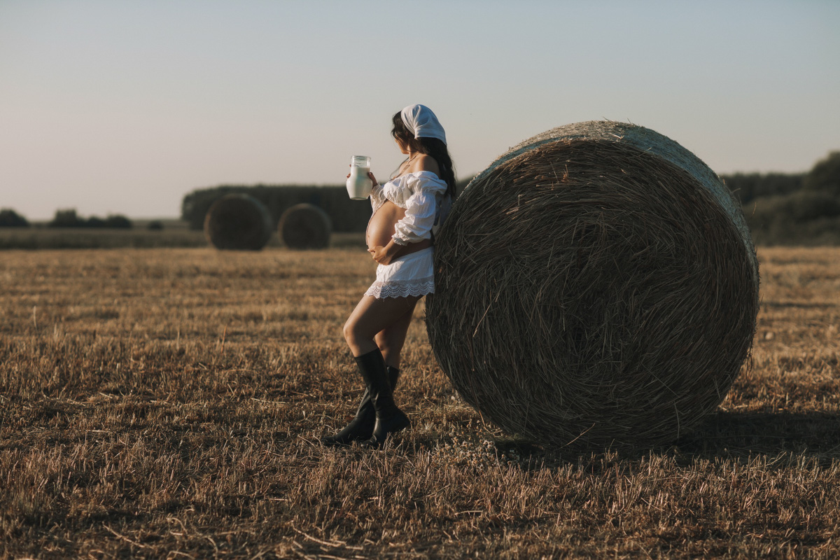 Решили рвануть летом в деревню, обязательно захватите с собой фотоаппарат. Об остальном позаботится природа. Благо живописных локаций для тематических съемок в нашем регионе полно. Образы придумать тоже не так-то сложно. Наши сегодняшние героини — тому пример.