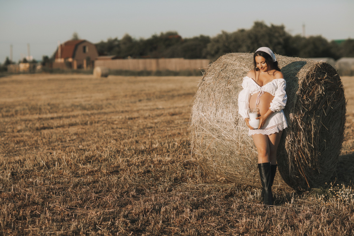 Решили рвануть летом в деревню, обязательно захватите с собой фотоаппарат. Об остальном позаботится природа. Благо живописных локаций для тематических съемок в нашем регионе полно. Образы придумать тоже не так-то сложно. Наши сегодняшние героини — тому пример.