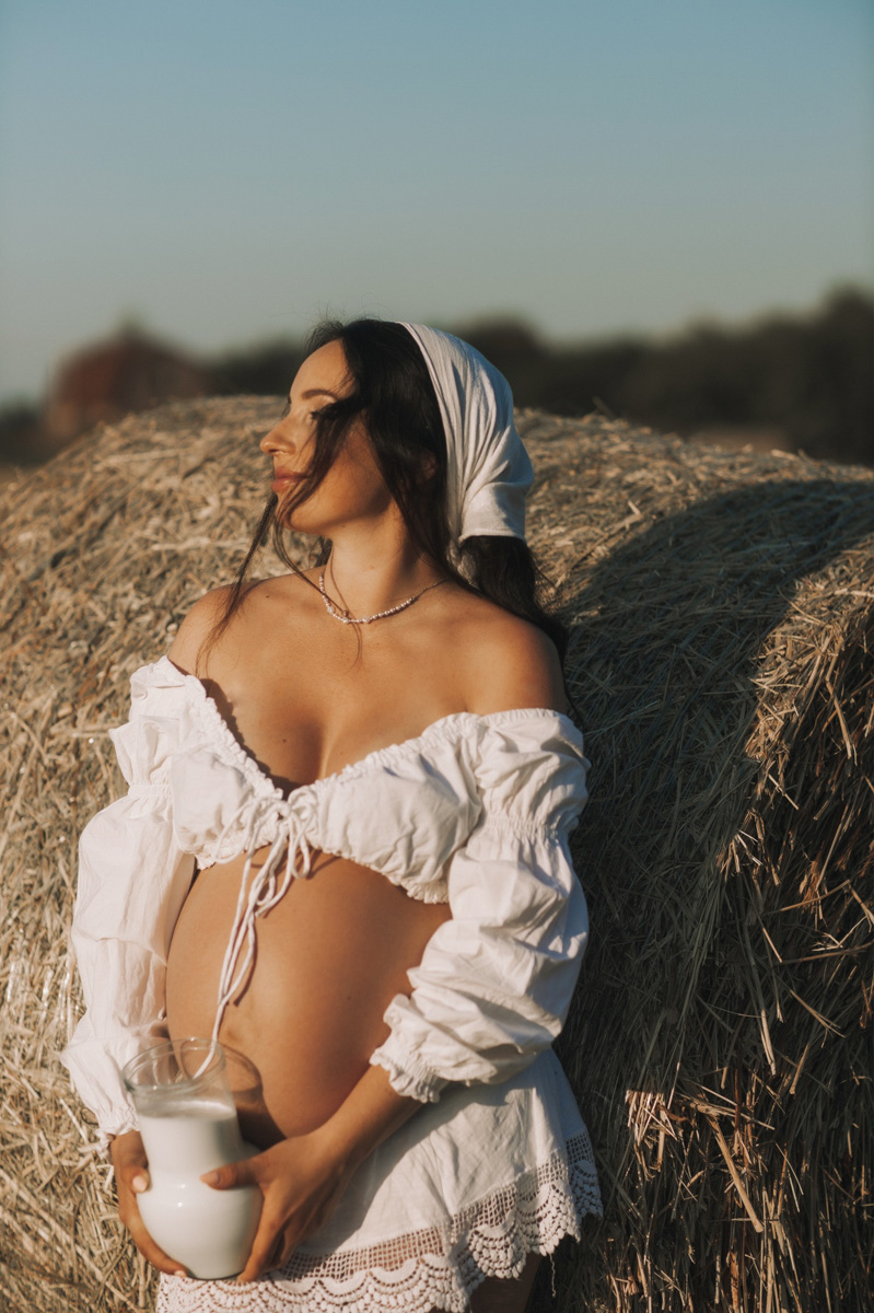 Решили рвануть летом в деревню, обязательно захватите с собой фотоаппарат. Об остальном позаботится природа. Благо живописных локаций для тематических съемок в нашем регионе полно. Образы придумать тоже не так-то сложно. Наши сегодняшние героини — тому пример.