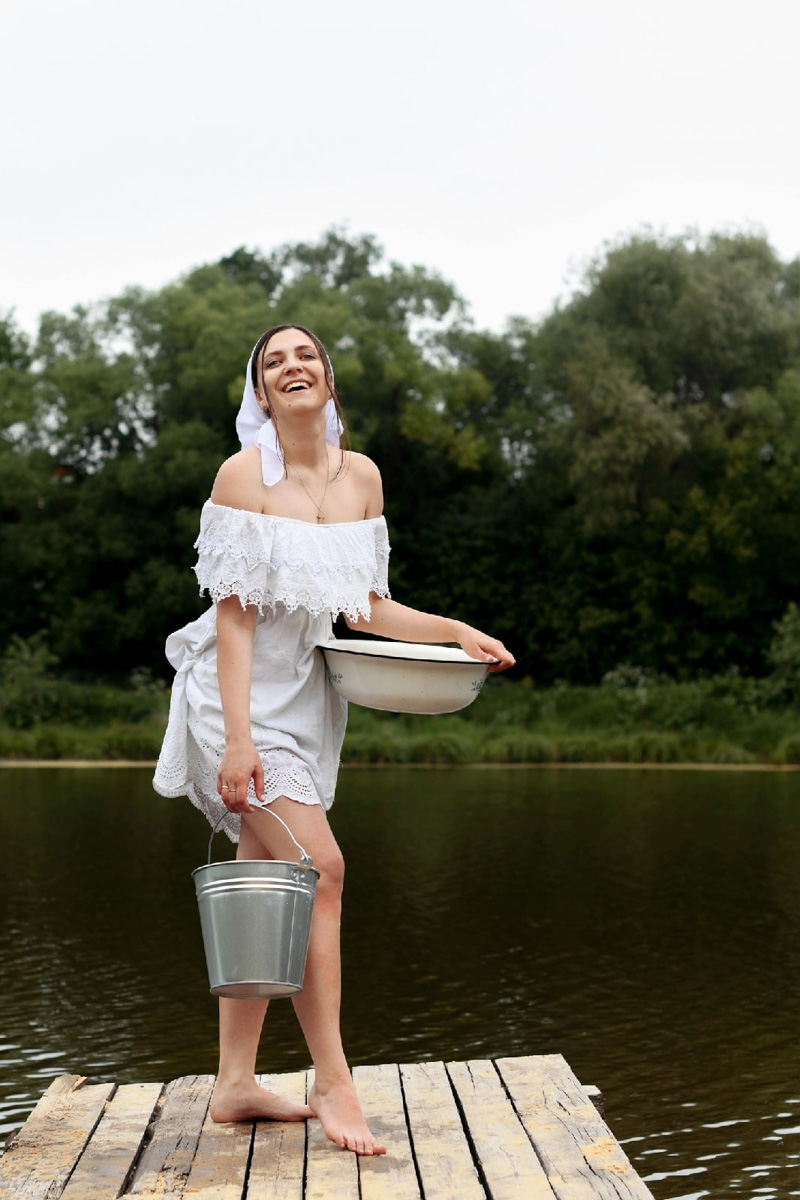Решили рвануть летом в деревню, обязательно захватите с собой фотоаппарат. Об остальном позаботится природа. Благо живописных локаций для тематических съемок в нашем регионе полно. Образы придумать тоже не так-то сложно. Наши сегодняшние героини — тому пример.