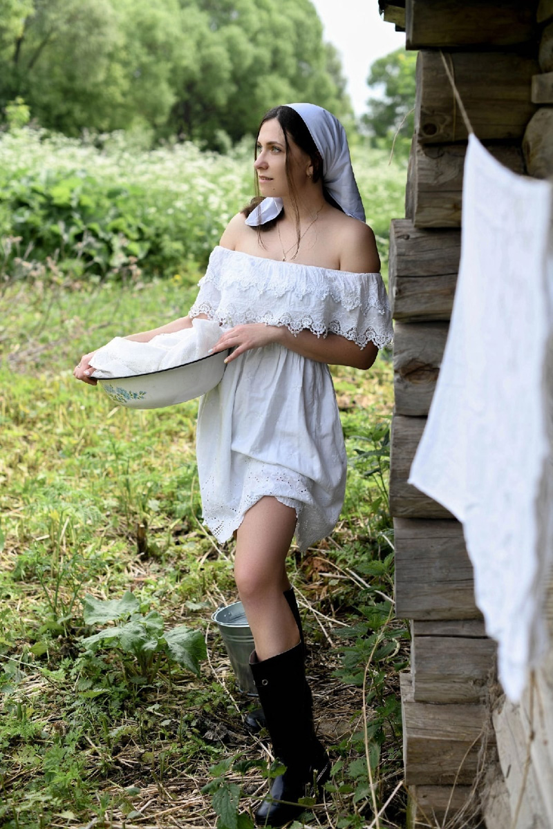 Решили рвануть летом в деревню, обязательно захватите с собой фотоаппарат. Об остальном позаботится природа. Благо живописных локаций для тематических съемок в нашем регионе полно. Образы придумать тоже не так-то сложно. Наши сегодняшние героини — тому пример.