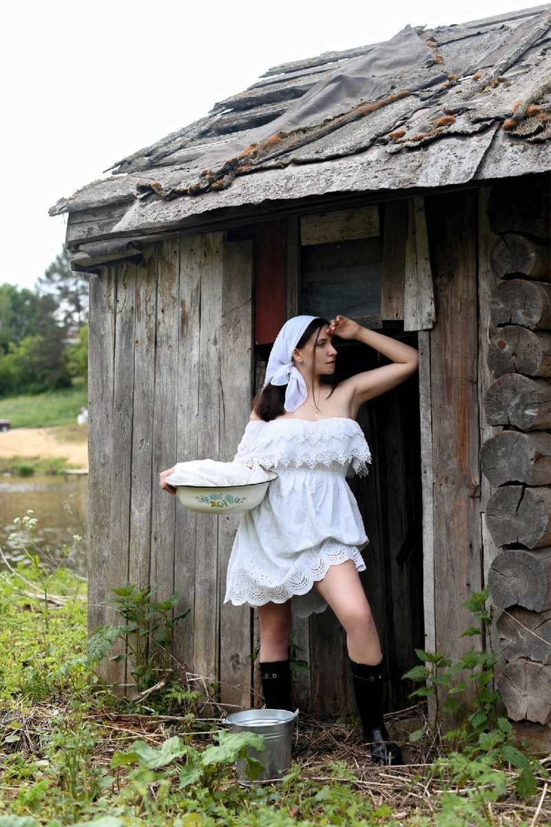 Решили рвануть летом в деревню, обязательно захватите с собой фотоаппарат. Об остальном позаботится природа. Благо живописных локаций для тематических съемок в нашем регионе полно. Образы придумать тоже не так-то сложно. Наши сегодняшние героини — тому пример.