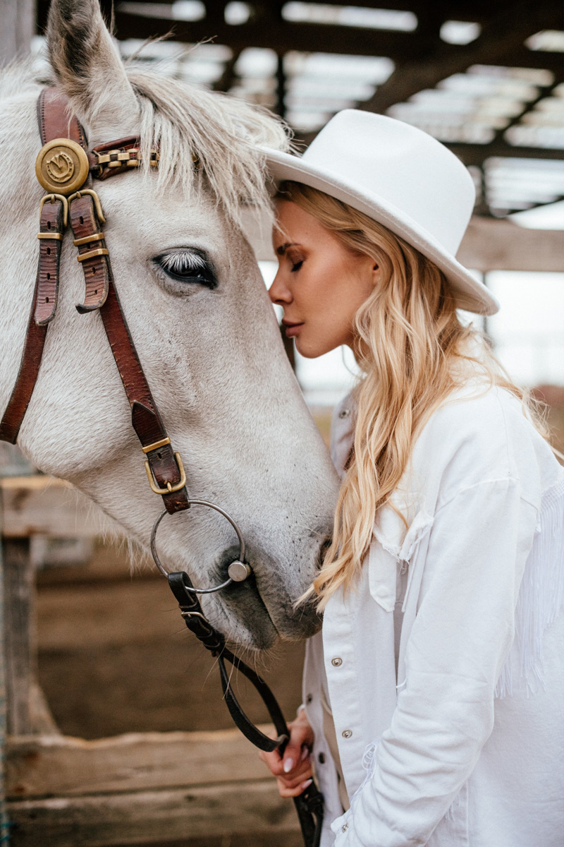 Решили рвануть летом в деревню, обязательно захватите с собой фотоаппарат. Об остальном позаботится природа. Благо живописных локаций для тематических съемок в нашем регионе полно. Образы придумать тоже не так-то сложно. Наши сегодняшние героини — тому пример.