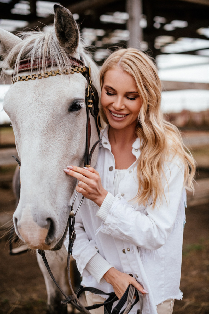 Решили рвануть летом в деревню, обязательно захватите с собой фотоаппарат. Об остальном позаботится природа. Благо живописных локаций для тематических съемок в нашем регионе полно. Образы придумать тоже не так-то сложно. Наши сегодняшние героини — тому пример.