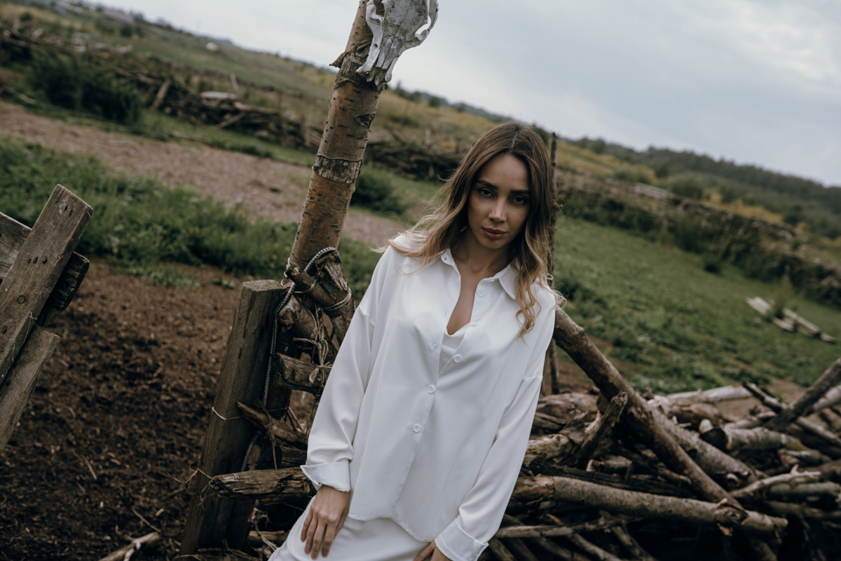 Решили рвануть летом в деревню, обязательно захватите с собой фотоаппарат. Об остальном позаботится природа. Благо живописных локаций для тематических съемок в нашем регионе полно. Образы придумать тоже не так-то сложно. Наши сегодняшние героини — тому пример.