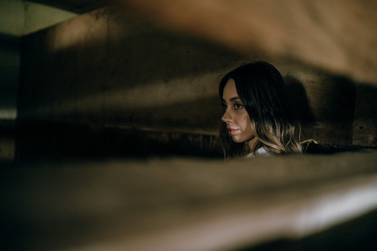 Решили рвануть летом в деревню, обязательно захватите с собой фотоаппарат. Об остальном позаботится природа. Благо живописных локаций для тематических съемок в нашем регионе полно. Образы придумать тоже не так-то сложно. Наши сегодняшние героини — тому пример.