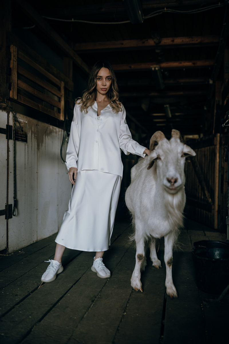 Решили рвануть летом в деревню, обязательно захватите с собой фотоаппарат. Об остальном позаботится природа. Благо живописных локаций для тематических съемок в нашем регионе полно. Образы придумать тоже не так-то сложно. Наши сегодняшние героини — тому пример.