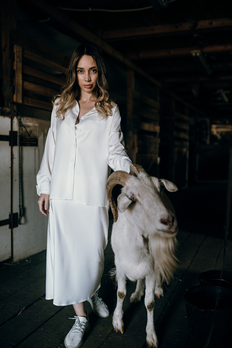 Решили рвануть летом в деревню, обязательно захватите с собой фотоаппарат. Об остальном позаботится природа. Благо живописных локаций для тематических съемок в нашем регионе полно. Образы придумать тоже не так-то сложно. Наши сегодняшние героини — тому пример.