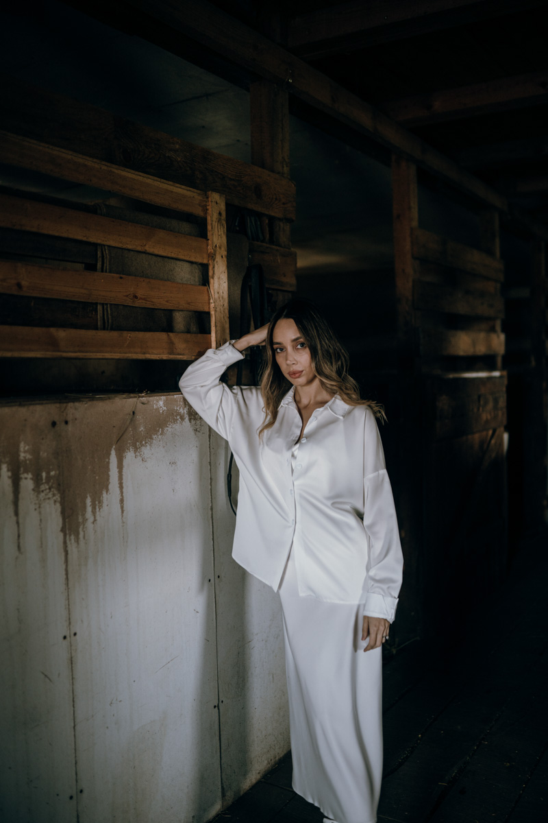 Решили рвануть летом в деревню, обязательно захватите с собой фотоаппарат. Об остальном позаботится природа. Благо живописных локаций для тематических съемок в нашем регионе полно. Образы придумать тоже не так-то сложно. Наши сегодняшние героини — тому пример.