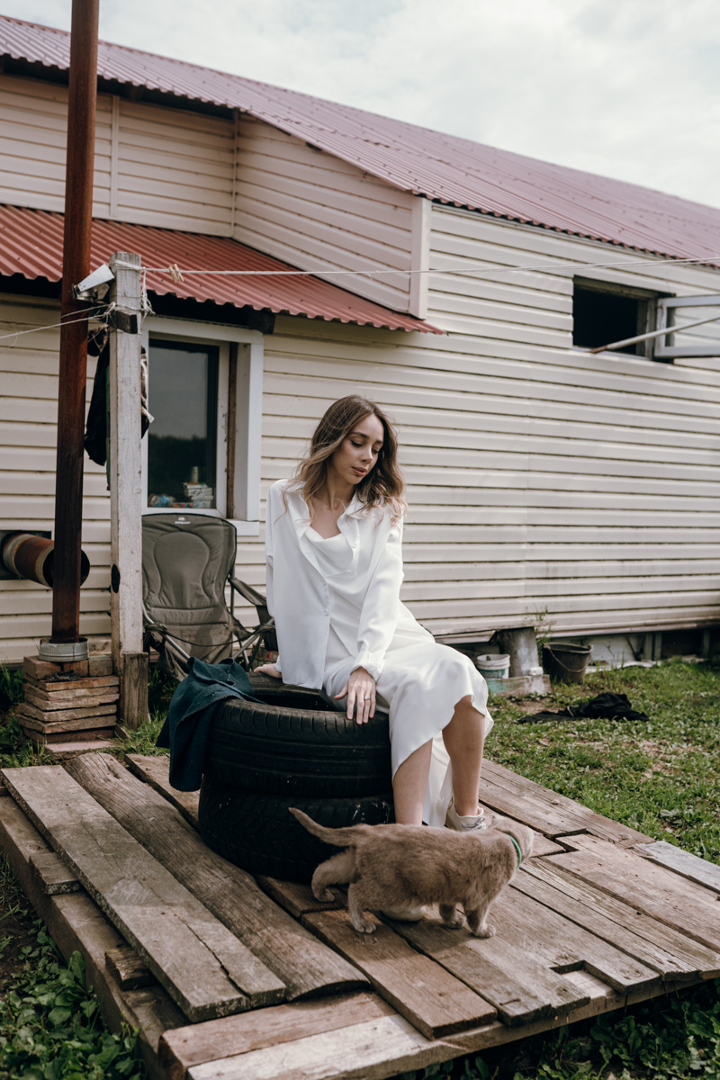 Решили рвануть летом в деревню, обязательно захватите с собой фотоаппарат. Об остальном позаботится природа. Благо живописных локаций для тематических съемок в нашем регионе полно. Образы придумать тоже не так-то сложно. Наши сегодняшние героини — тому пример.