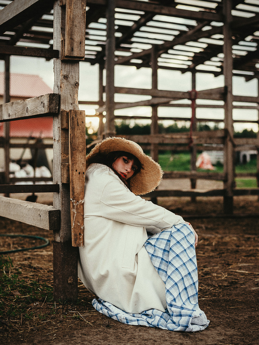 Решили рвануть летом в деревню, обязательно захватите с собой фотоаппарат. Об остальном позаботится природа. Благо живописных локаций для тематических съемок в нашем регионе полно. Образы придумать тоже не так-то сложно. Наши сегодняшние героини — тому пример.