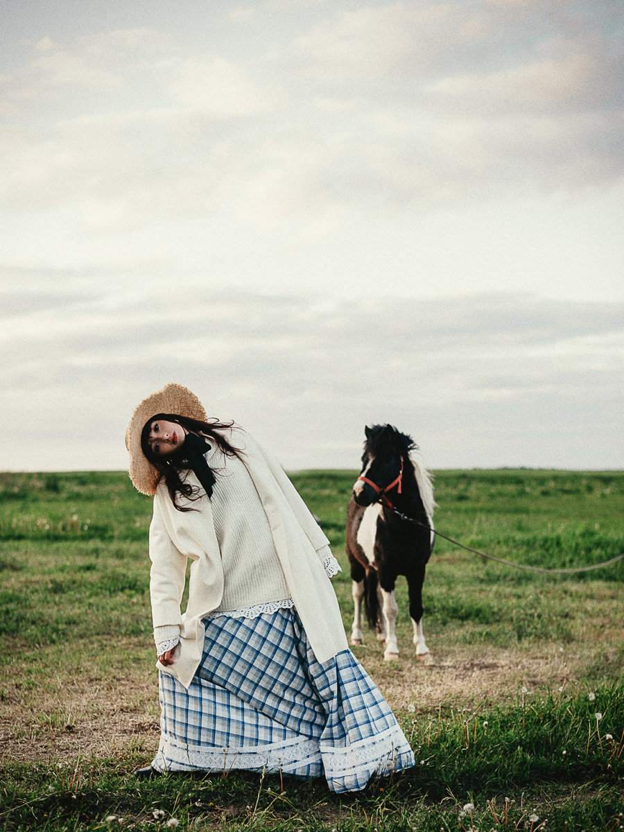 Решили рвануть летом в деревню, обязательно захватите с собой фотоаппарат. Об остальном позаботится природа. Благо живописных локаций для тематических съемок в нашем регионе полно. Образы придумать тоже не так-то сложно. Наши сегодняшние героини — тому пример.