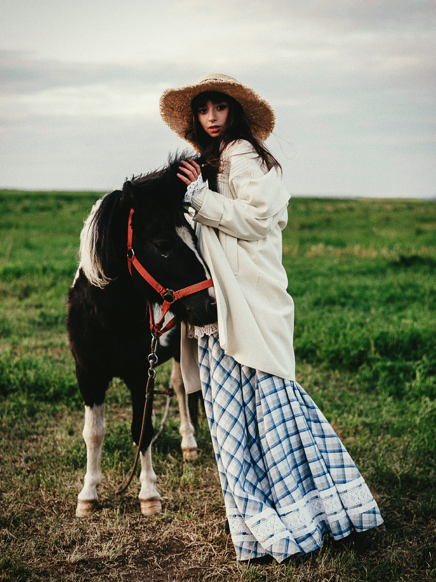 Решили рвануть летом в деревню, обязательно захватите с собой фотоаппарат. Об остальном позаботится природа. Благо живописных локаций для тематических съемок в нашем регионе полно. Образы придумать тоже не так-то сложно. Наши сегодняшние героини — тому пример.